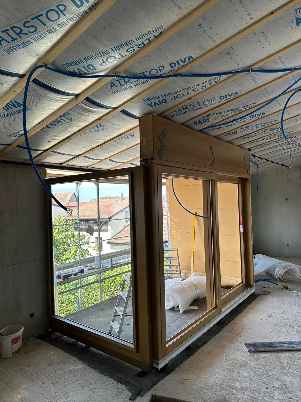 Baie vitrée aspect bois dans une construction neuve