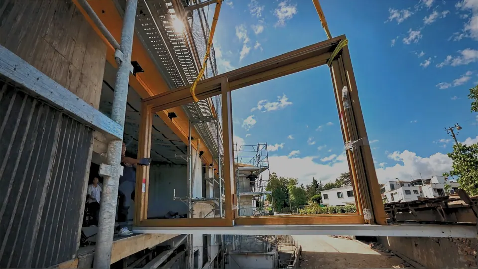 Grande baie vitrée coulissante posée par VTL Rakić sur un chantier en Valais