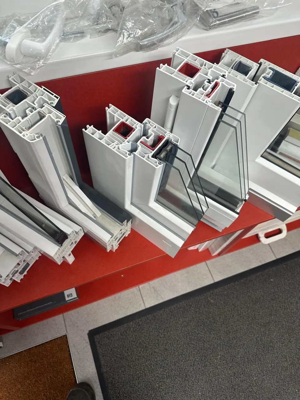 Échantillons de profilés de fenêtres en PVC