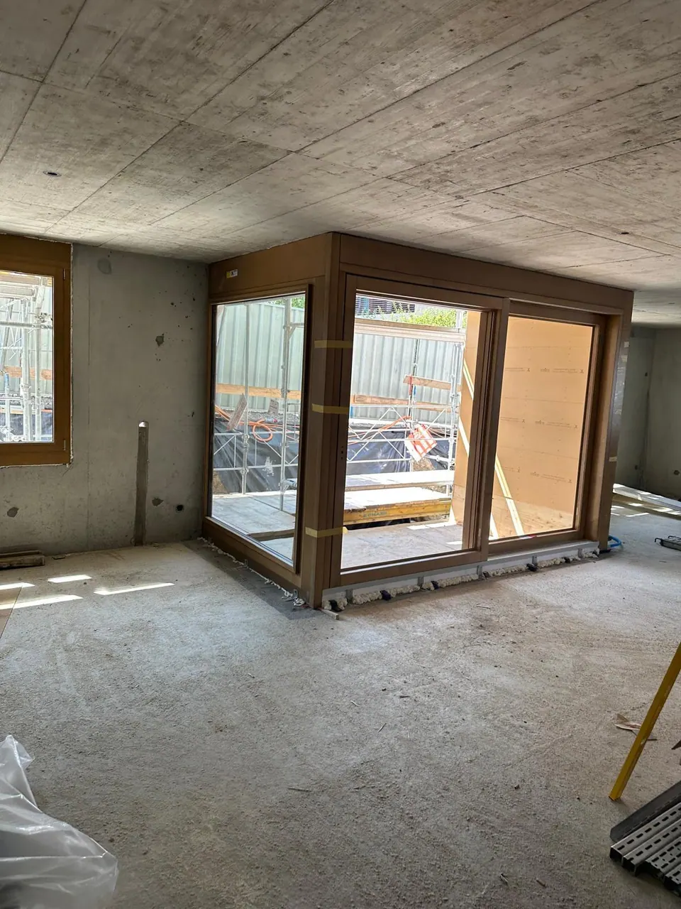 Fenêtres d’angle aspect bois posées sur un chantier