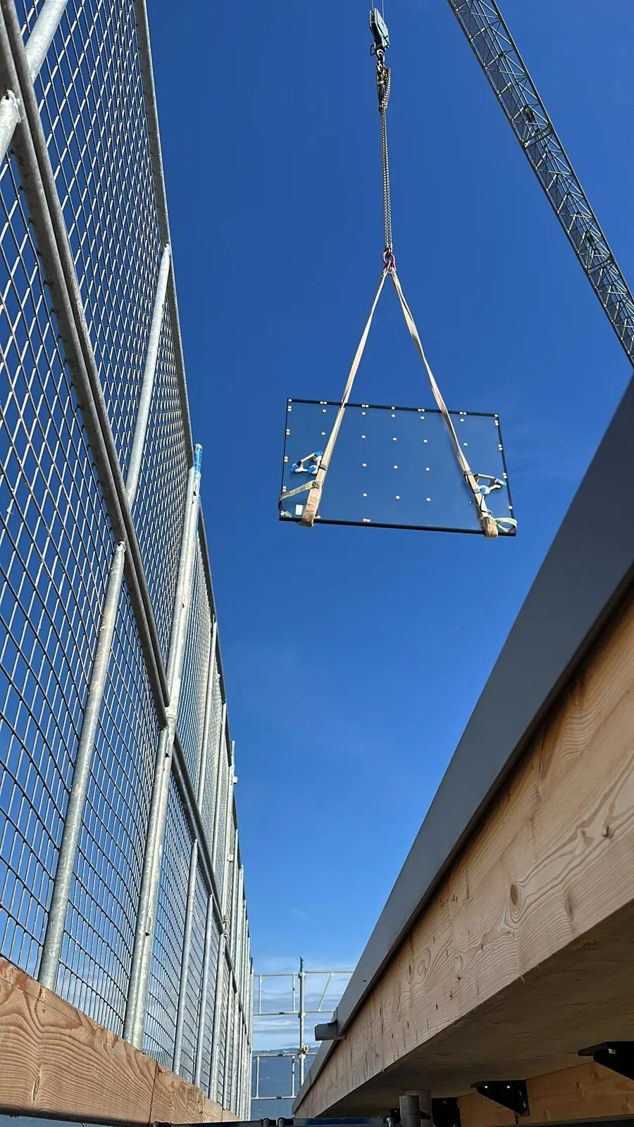 Levage d’un grand vitrage à la grue