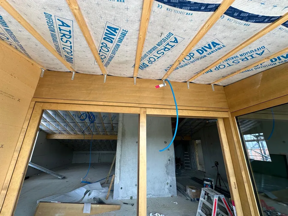 Menuiseries aspect bois posées dans une construction en cours