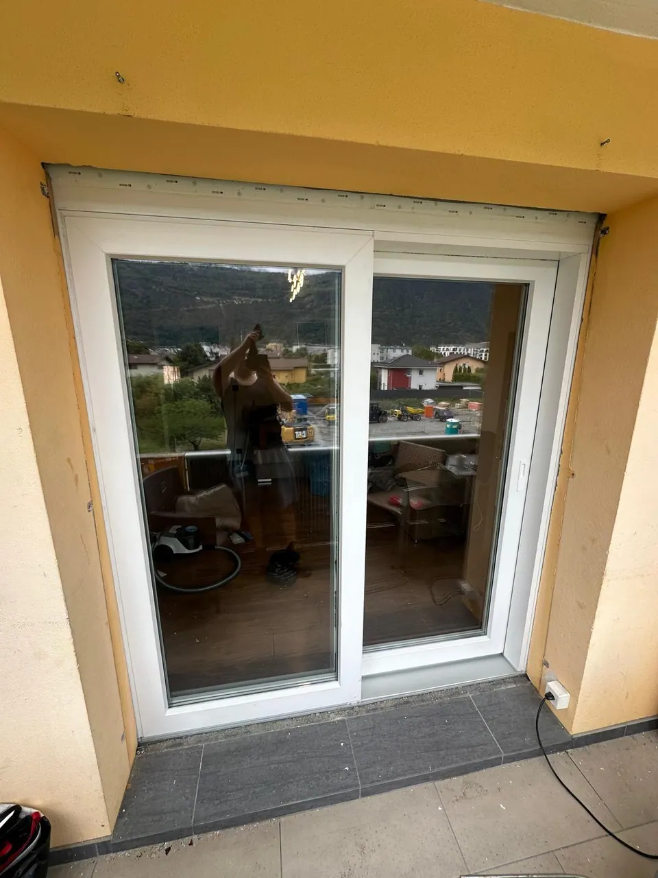 Porte-fenêtre coulissante en PVC blanc posée en rénovation