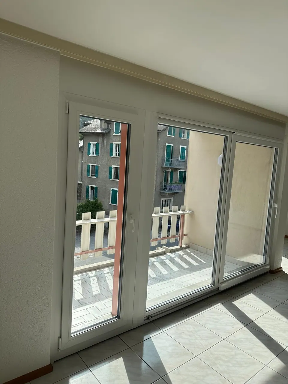 Portes-fenêtres en PVC blanc dans un appartement rénové