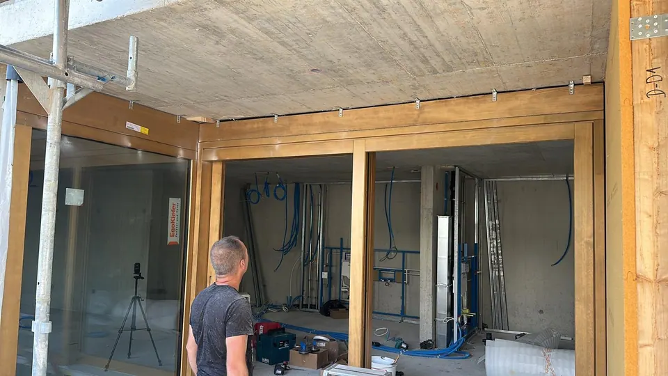 Pose de menuiseries sur un chantier en Valais