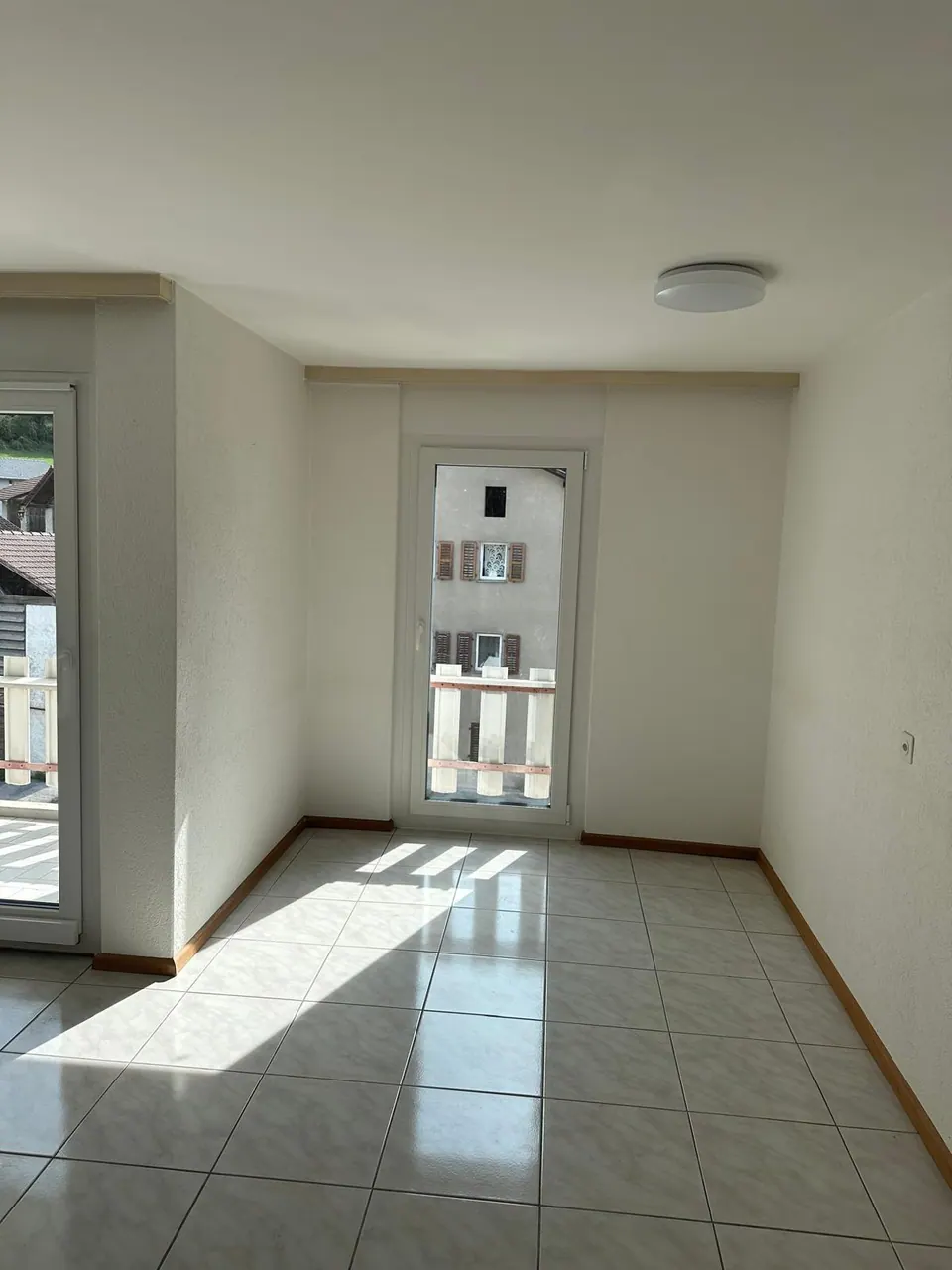 Pièce rénovée avec porte-fenêtre en PVC